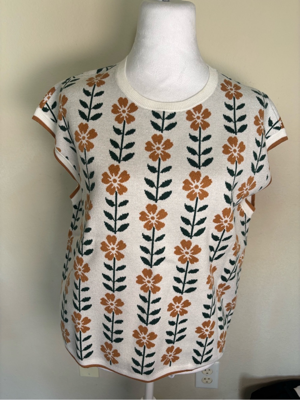 ZESICA Women's Sweater Vest M Ivory Floral Knit Sleeveless Round Neck Ribbed NWT